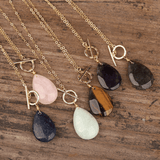 Tropfenförmige Halskette aus Naturstein 