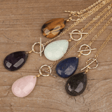 Tropfenförmige Halskette aus Naturstein 